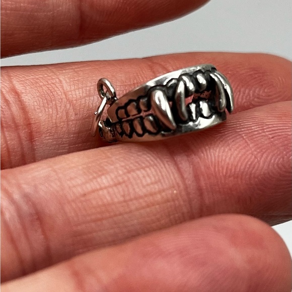 Vintage fangs mouth teeth movable Sterling silver charm pendant - Picture 3 of 7